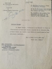 Source Archives nationales, AJ/16/6119
</br>>/br>
<strong>À la fin du mois d'août 1942, le statut des juifs est finalement appliqué à Roger Picard, qui est mis à la retraite d'office. En raison de la suspension temporaire qui lui avait été infligée précédemment, ce statut ne lui est appliqué qu'à la fin de sa suspension, contrairement à ses collègues.</strong>