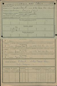 Source Archives Université Paris I Panthéon-Sorbonne
<br><br>
<strong>Autre loi, autres conséquences : suite à l'instauration d'un numérus clausus pour l'admission des étudiants juifs à l'université en juin 1941, la faculté de droit de Paris ajoute un encart, attaché au verso de la fiche de scolarité, correspondant à une déclaration de non-appartenance à la race juive. Ici, la fiche de Jacques-André Brack.</strong>