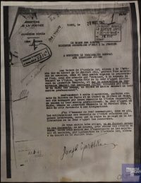 Source Mémorial de la Shoah, CXI-25
<br><br>
<strong>Cette lettre du garde des sceaux mentionne l'avis favorable émis par la cour d'appel de Paris le 13 février 1942 sur le cas de quatorze avocats du barreau de Paris et un du barreau de Reims pour qu'ils continuent à exercer, et demande la validation du commissaire général aux questions juives.</strong>
