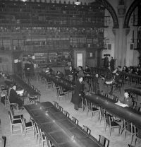 Guerre 1939-1945. Bibliothèque de la Faculté de Droit. Paris (5<sup>e</sup> arr.), février 1941. Photographie d'André Zucca (1897-1973). Bibliothèque historique de la Ville de Paris.
<br><br>
<strong>La bibliothèque de la faculté de droit continue elle aussi à fonctionner pendant toute la période. Comme les deux photographies précédentes de cette sous-galerie, ce cliché est l'oeuvre d'André Zucca, alors photographe pour <em>Signal</em>, le magazine de propagande nazie en France.</strong>