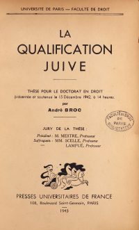Source Bibliothèque interuniversitaire Cujas, 45.059 1942-27 BRO
</br></br>
<strong>Soutenue à la faculté de droit de Paris en décembre 1942, cette thèse d’André Broc, publiée l’année suivante aux Presses Universitaires de France, analyse la « qualité de Juif » comme une notion juridique nouvelle. Dans la continuité des travaux d’E.-H. Perreau, elle témoigne de la manière dont certains juristes ont intégré les catégories antisémites du régime de Vichy dans une approche savante, contribuant ainsi à la banalisation de leur application par le droit.</strong>