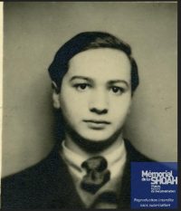 Source Mémorial de la Shoah
<br><br>
<strong>Volico Leizerowski (1920- ?) est né en Roumanie en 1920. Après avoir émigré avec sa famille en France, il s’inscrit à la faculté de droit de Paris en 1939. En deuxième année à l'automne 1940, il décide de s’engager contre l’occupant et participe activement à l'organisation et au déroulé de la manifestation du 11 novembre. Dénoncé, il est arrêté le 9 janvier 1941 et condamné à un an de prison à Fresnes. Alors qu’il a purgé sa peine, il est extrait de la prison de Fresnes et transféré à Drancy. Le 19 juillet 1942, il est envoyé vers Auschwitz par le convoi n°7 avec 999 autres personnes, dont Leibu Rabinovici.</strong>
