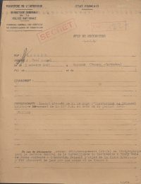 Source Archives Nationales, 382/AP/27
<br><br>
<strong>Face à l’organisation de la Résistance autour du général de Gaulle, le régime de Vichy met en marche son appareil répressif. René Cassin, ainsi que nombre de figures majeures de la France libre, font l’objet de mandats d’arrêts émis par le Tribunal militaire permanent de Clermont-Ferrand. René Cassin fera l’objet d’une déchéance de nationalité quelques mois après l’émission du mandat, le 4 mai 1941. </strong>