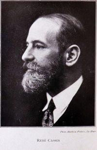 Source Bibliothèque interuniversitaire Cujas, RM 40 A 45.730, 1930 IV 34
<br><br>
<strong>René Cassin (1887-1976) est une figure majeure du droit et des droits de l'homme. Avant la Seconde Guerre mondiale, il entame une carrière académique à Aix-en-Provence, obtenant un doctorat en droit en 1914 et devenant agrégé de droit en 1919. Il enseigne d'abord à la faculté de Lille, puis est nommé professeur à la faculté de droit de Paris en 1929. Blessé pendant la Première Guerre mondiale, il s'engage ensuite dans la défense des anciens combattants et milite pour la paix au sein de la Société des Nations. Dans les années 1930, il alerte sur les dangers du régime nazi. Refusant l'armistice de 1940, il rejoint le général de Gaulle à Londres, où il devient un pilier de la France Libre, contribuant à la rédaction des statuts de l'Ordre de la Libération. Après la guerre, il joue un rôle clé dans la rédaction de la Déclaration universelle des droits de l'homme en 1948 et est vice-président du Conseil d'État jusqu'en 1960. Lauréat du prix Nobel de la paix en 1968, son héritage reste indissociable de la promotion des droits humains.</strong>