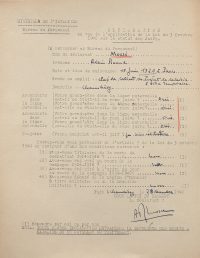 Source Archives nationales, F/1bl/815
<br><br>
<strong>Chacune des treize personnes évoquées dans cette galerie, avant d'être déportée, a subi les conséquences d'un ou plusieurs textes relevant de la législation antisémite ou d'exclusion mise en place par Vichy.<br>
Ce premier document revient sur l'application du premier statut des juifs en octobre 1940. Alain Raoul Mossé est alors chef de cabinet à titre temporaire du préfet de Savoie, relevant du ministère de l'Intérieur. On voit ici que contrairement à l'Instruction publique (voir la circulaire dans la galerie "Entre contraintes et adhésion..."), le ministère de l'Intérieur fait remplir de manière systématique un formulaire à tous ses agents.</strong>