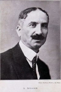 Source Bibliothèque interuniversitaire Cujas, RM 40 B 46.627, 1932 I 39
<br><br>
<strong>Albert Aftalion (1874-1956) né en Bulgarie et naturalisé français en 1897, est une figure majeure de l’économie française de l’entre-deux-guerres. Après des études de droit et d’économie à l’Université de Paris, il est reçu à l’agrégation de sciences économiques et sociales en 1901. Il commence sa carrière académique comme chargé de cours à la faculté de droit de Lille en 1900, où il enseigne pendant 23 ans. En 1923, il rejoint la faculté de droit de Paris, où il occupe successivement la chaire de statistique jusqu’en 1934, puis celle d’économie politique. Ses travaux portent sur des thèmes majeurs tels que les crises économiques, la monnaie, les cycles économiques et les relations internationales. En octobre 1940, il est révoqué de ses fonctions en raison des lois anti-juives et se réfugie à Toulouse pendant quatre ans. Réintégré après la guerre, il prend sa retraite en 1946, laissant derrière lui une œuvre influente qui a marqué l’économie française et internationale.</strong>