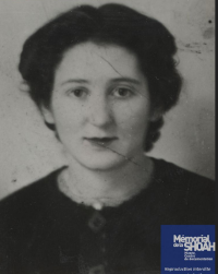 Source Mémorial de la Shoah
<br><br>
<strong>Louise Mayer (1915- ?) côtoie les bancs de la faculté de droit de Paris durant les mêmes années que Jean-Pierre Kahn et Henriette Lipschitz. Elle obtient sa licence de droit en 1939. Mais la guerre entrave la poursuite de ses études - elle est contrainte de quitter Paris au début de l’Occupation et se réfugie à Lyon. Dénoncée, elle est arrêtée et envoyée à la prison de Montluc puis à Drancy. Le 20 novembre 1943, elle fait partie du convoi n°62 vers Auschwitz.</strong>