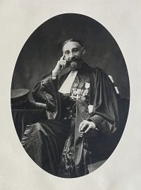 Source collection privée
<br><br>
<strong>William Oualid (1880-1942). Juif d’Algérie, William Oualid est une figure engagée de l’économie et du droit social en France. Après une licence à l’École de droit d’Alger, il est profondément marqué par la crise anti-juive de 1898, ce qui le pousse à fonder en 1904 le Groupe d’études sociales pour lutter contre l’antisémitisme colonial. Il obtient sa licence en 1904 et soutient en 1906 une thèse d’économie politique sur le libéralisme économique en Angleterre à l’Université d’Aix-en-Provence. En 1912, il devient chargé de conférences à la faculté de droit de Paris, où ses travaux reflètent ses préoccupations sociales, comme en témoignent ses articles sur le syndicalisme, la législation sociale et le commerce extérieur. En 1920, il est nommé professeur d’économie politique à la faculté de droit de Strasbourg et dirige l’Institut statistique d’Alsace-Lorraine jusqu’en 1924. De retour à Paris en 1924, il enseigne à la faculté de droit, devenant un spécialiste reconnu de la législation industrielle et sociale. Révoqué de ses fonctions en 1940 en raison des lois anti-juives, il est affecté à l’Université de Montpellier, et se réfugie ensuite à Marseille. Il décède quelques jours après l'invasion de la zone sud par les Allemands en 1942. Réintégré à titre posthume après la Libération, il est cité à l’Ordre de la Nation en 1946 pour son engagement intellectuel et social.</strong>