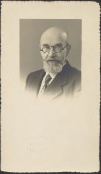 Source collection privée
<br><br>
<strong>Henri Lévy-Bruhl (1884-1964), né à Paris dans une famille intellectuelle marquée par l’influence de son père, le sociologue Lucien Lévy-Bruhl, est une figure majeure de l’histoire du droit français. Après des études de droit à Paris, il obtient un double doctorat et commence sa carrière académique en 1914 comme chargé de cours de droit romain et d’histoire du droit à Grenoble. Mobilisé pendant la Première Guerre mondiale, il est blessé et décoré de la Légion d’honneur. Agrégé d’histoire du droit en 1919, il enseigne à Lille avant de rejoindre Paris en 1929, où il occupe successivement plusieurs chaires prestigieuses : législation et économie rurales en 1935, histoire du droit public français en 1937, et enfin droit romain en 1939. Militant de la SFIO, il s’engage également dans la vie politique.</strong>