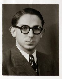 Source Archives Université Paris I Panthéon-Sorbonne
<br><br>
<strong>Jacques André Brack est licencié en droit le 12 juin 1943. Brillant élève de la faculté de droit de Paris, il entame la préparation d’un doctorat à la fin de la même année et prévoit de se présenter à l’agrégation. Le lendemain du débarquement en Normandie, il décide cependant de rejoindre la Résistance. Ainsi, il intègre un maquis en Sologne le 7 juin 1944. Mais le 10 juin, près de la Ferté-Saint-Aubin, Jacques Brack est arrêté par les SS. Avec treize autres maquisards il est envoyé à la prison d’Orléans avant d’être transféré à Compiègne, de là il est déporté à Dachau le 2 juillet 1944 et finalement au camp de Neckarelz. Après plusieurs mois de détention il meurt d’épuisement et de maladie le 25 novembre 1944.</strong>