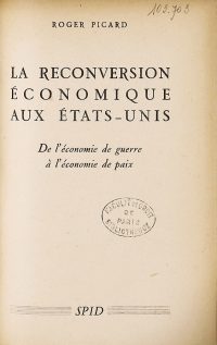 Source Bibliothèque interuniversitaire Cujas, 103.703
<br/>Document numérisé <a href="https://expo-victimes-vichy-faculte-droit-paris.bibliothequecujas.fr/le-reconversion-economique-aux-etats-unis/" target="_blank">consultable ici</a>.
</br></br>
<strong>Même après sa réintégration à la faculté de droit de Paris, Roger Picard ne retourne pas en France. Il sollicite des congés personnels à plusieurs reprises, pour raisons de santé, qu'il obtient, jusqu'à ce qu'un refus le conduise à demander sa retraite en 1948. Cet ouvrage, publié en 1945, témoigne de ses recherches continues, cette fois portant sur la transition de l'économie de guerre à l'économie de paix aux États-Unis pendant et après la guerre.<br>Roger Picard revient finalement en France juste avant sa mort en 1950.</strong>