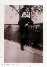 Source Mémorial de la Shoah
<br><br>
<strong>Leibu Rabinovici (1909- ?), né en Roumanie et renommé Léon à son arrivée en France, s’inscrit en licence à la faculté de droit de Paris en 1933. Il n'obtient pas son diplôme à Paris, mais il finit a priori ses études dans une autre faculté, peut-être Bordeaux, puisque c'est là qu’il réside et qu'il exerce en tant qu'avocat lorsqu'il est arrêté. Il est déporté depuis Drancy le 19 juillet 1942, dans le convoi n°7 vers Auschwitz, convoi qui emporte également Volico Leizerowski.</strong>