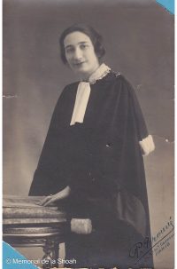 Source Mémorial de la Shoah
<br><br>
<strong>Nelly Gaston-Bloch (1894-1944) obtient sa licence, à la faculté de droit de Paris, en 1924 et s'inscrit au barreau de Paris en janvier 1925. Elle devient ainsi avocat comme son frère, Gaston Weill. Elle poursuit comme lui une riche carrière dans l'entre-deux-guerres, s'investissant par ailleurs dans les débats féministes. Radiée du barreau en février 1942 en conséquence de la législation antisémite, elle était déjà réfugiée avec sa fille vers Grenoble. Elles sont arrêtées le 23 février 1944, transférées à Drancy, puis déportées à Auschwitz le 7 mars de la même année, par le convoi n<sup>o</sup> 69.</strong>