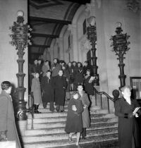 Guerre 1939-1945. Sortie de cours par la grande galerie de la Faculté de Droit. Paris (5<sup>e</sup> arr.), février 1941. Photographie d'André Zucca (1897-1973). Bibliothèque historique de la Ville de Paris.
<br><br>
<strong>Cette photo, prise en février 1941, témoigne de la continuité des cours à la faculté de droit malgré le contexte de guerre. La présence d’étudiantes y est notable et reflète l’augmentation significative des femmes depuis l'entre-deux-guerres.</strong>