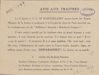 Source Archives nationales, F/17/24711
<br><br>
<strong>Lors du début d’un cours à la faculté de droit, des étudiants interpellent publiquement le professeur Barthélémy, l’accusant d’être « hitlérien, assassin, marchand d’otages ». L’action se poursuit de manière spectaculaire : le professeur est enveloppé dans un grand drapeau orné d’une croix gammée. Ce tract, signé par plusieurs mouvements d’étudiants résistants, témoigne d’une forme de contestation plus directe et visible, dépassant la simple distribution de tracts, et marquant une volonté d’affrontement ouvert avec certaines figures engagées aux côtés du régime de Vichy.</strong>